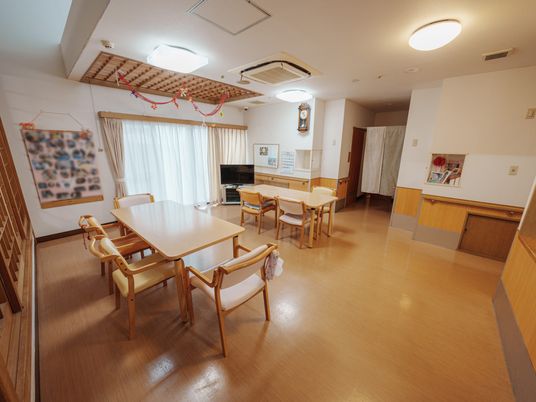 ゆったりとした明るい食堂