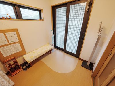 居室の入口とベッド