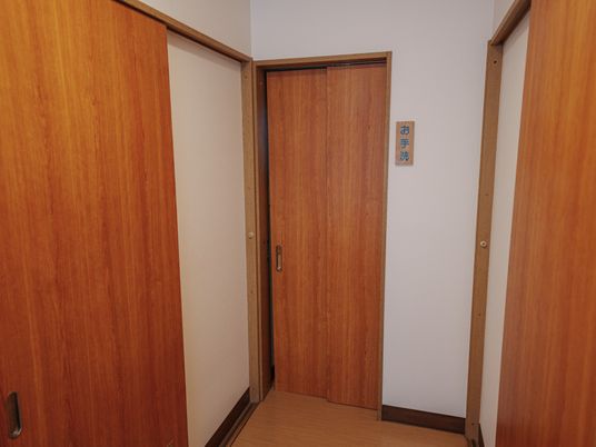 木目調の落ち着いた廊下