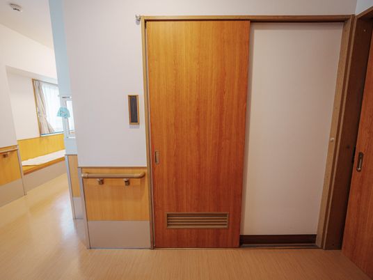 広々とした明るい廊下