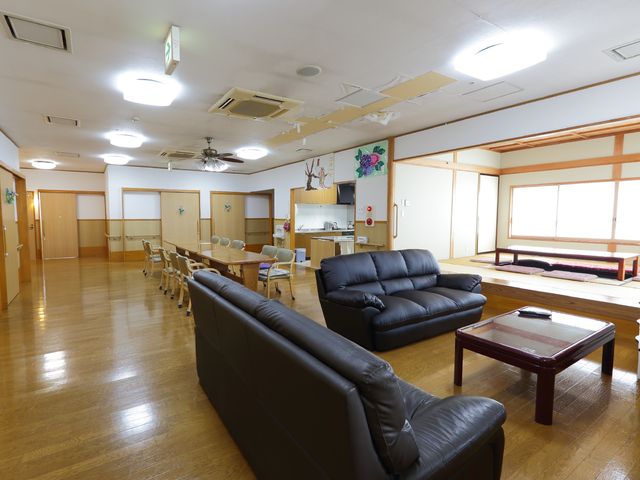 和風と洋風が融合したリビング 多目的室 床の木目が温かみを感じさせるくつろぎ空間です。ソファや畳スペースで、多様なリラックスタイムを過ごせます。