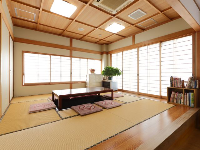 和風の落ち着いた居室 和室 天井が高く、木のぬくもりを感じさせる和室です。ゆったりとした時間が流れる空間で、サポートに携わる方々も癒されます。