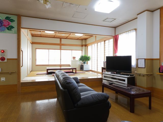 和風リビングの居室 ソファー 落ち着きのある和風の居室です。床の間に飾られた花や掛け軸が、伝統と静けさを感じさせます。