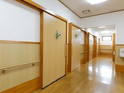 清潔感のある廊下の風景