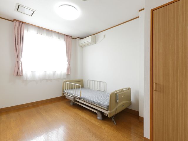 清潔な居室の一例 居室 温かみのある木目調で統一された居室は、シンプルで落ち着いた雰囲気です。快適な個室空間でのひとときをお過ごしいただけます。