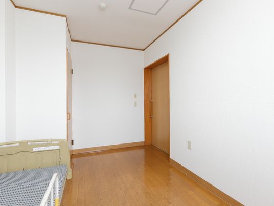 居室の木の床と白壁