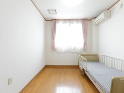 明るいシンプルな居室