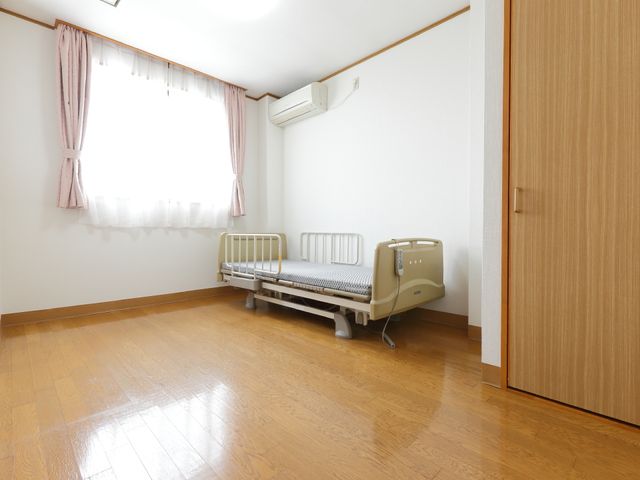 居室の広々とした空間 居室 清潔感ある居室の床は、ゆとりの空間を提供し、個々のニーズに応える家具配置が可能です。