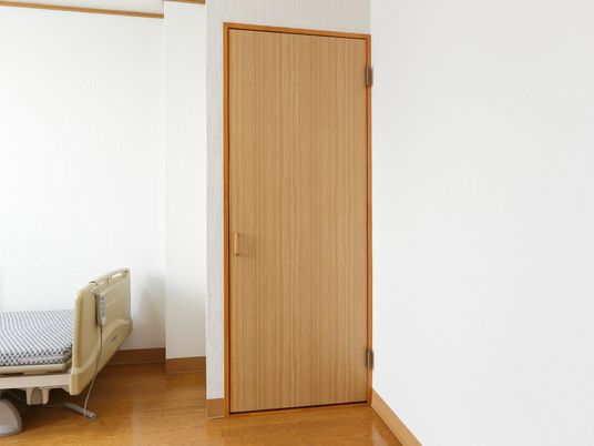 シンプルな木製の扉