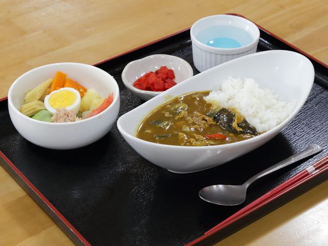 バランスの良い食事提供 お食事 栄養バランスを考慮した彩り豊かな食事です。健康維持への配慮が感じられるメニュー構成になっています。
