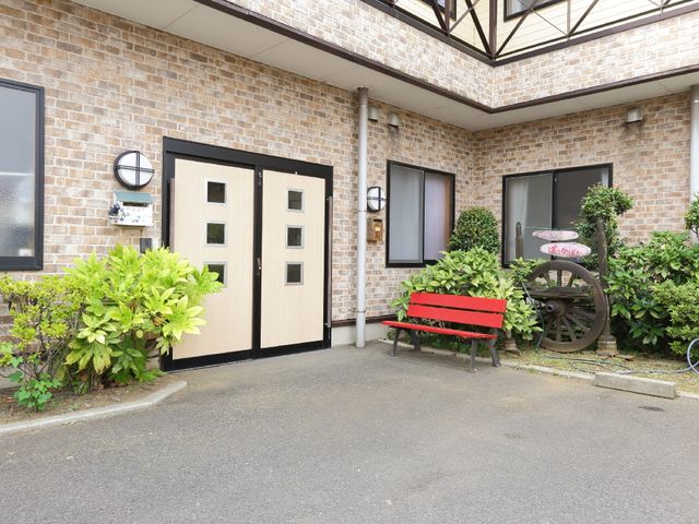 緑あるエントランス風景 エントランス 緑に囲まれた落ち着いたエントランスです。ベンチがあり、外の空気を感じながら休憩できる設計となっています。