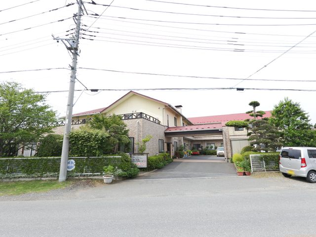 清潔感ある建物外観 外観 ゆったりとした緑豊かなエントランスが迎える心地よい環境です。ぬくもりを感じさせる外壁が、訪れる人々の安心感を高めます。