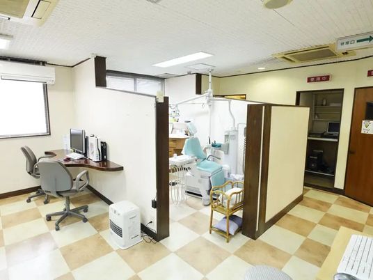 診療用の機器がある室内  