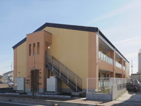 明るい外観の建物