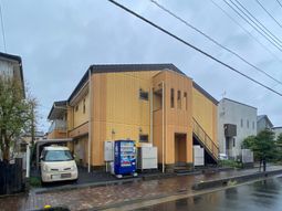 黄色い建物の外観
