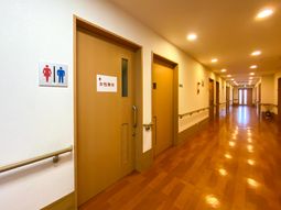 清潔な廊下とトイレマーク