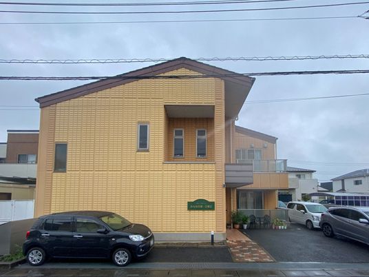 黄色い外壁の建物外観
