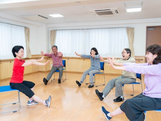 笑顔で体操する人々