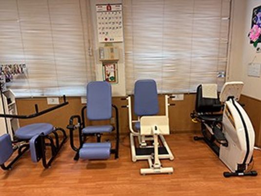 機能訓練器具が並ぶ室内  