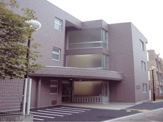 明るい建物のエントランス