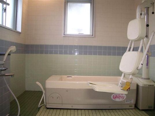バリアフリー設計の浴室