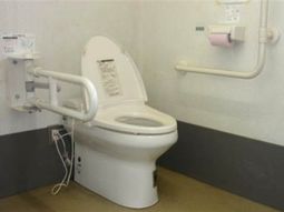 手すり付きの快適トイレ