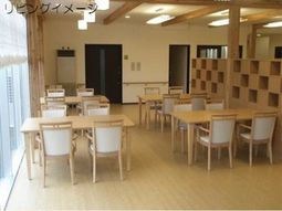 木目調の明るい食堂