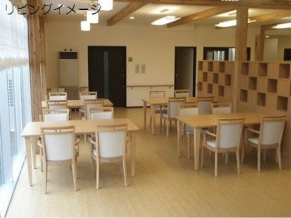 木目調の明るい食堂