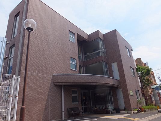 茶色い建物の外観