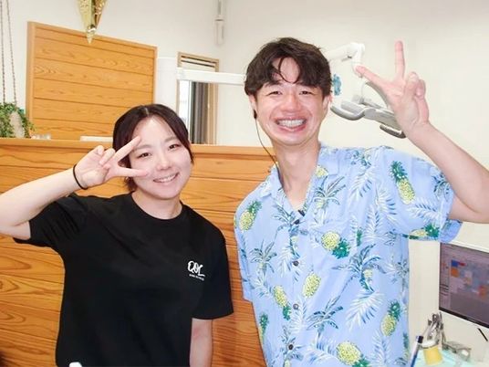 笑顔のスタッフ2人と洗面台  