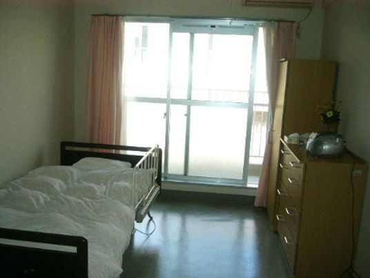 個室の居室と窓