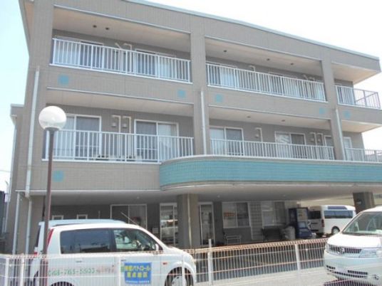 広々とした施設の外観