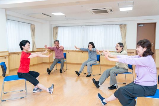 高齢者の体操指導をする活動室