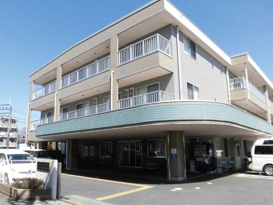 明るい外観の建物エントランス
