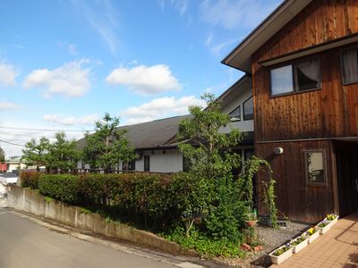 木々に囲まれた居心地の良い外観