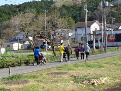 散歩中の人々と自然