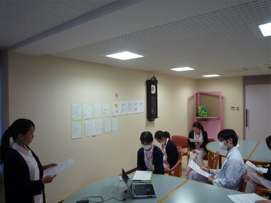 スタッフ研修中の会議室  