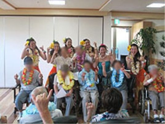ハワイアンパーティを楽しむ人々