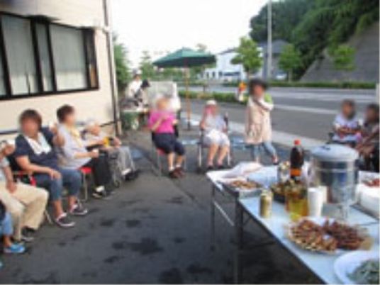 屋外での食事会場面