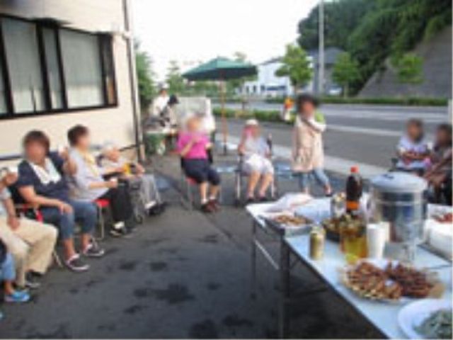 屋外での食事会場面 レクリエーション 広々とした屋外スペースで、笑顔あふれる集いが楽しめます。共同のイベントが行われることで、仲間意識が育まれる場です。