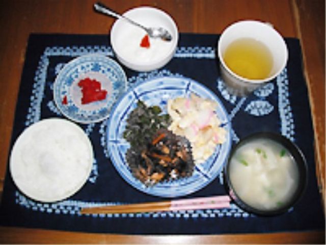 和食の食事セット 食事 栄養バランスを考えた和食メニューが並び、健康を支える食事を提供しています。