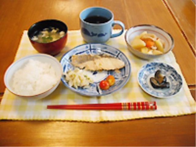 和風の食事セット 食事 栄養バランスを考えた和風の食事です。お米と味噌汁を中心に、季節の食材を取り入れています。