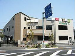 明るく清潔な外観