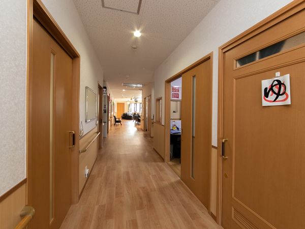 明るい廊下と開放的な空間