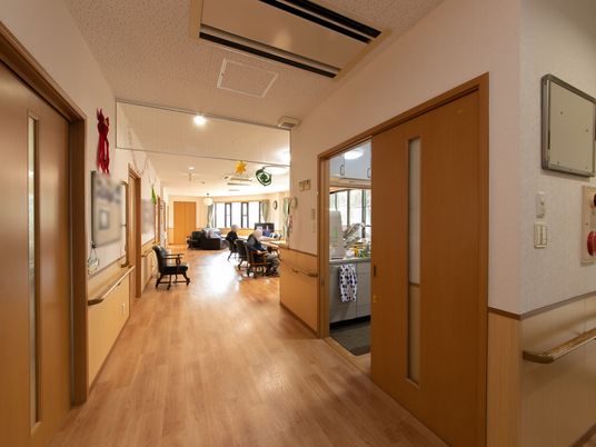 明るく広々とした廊下