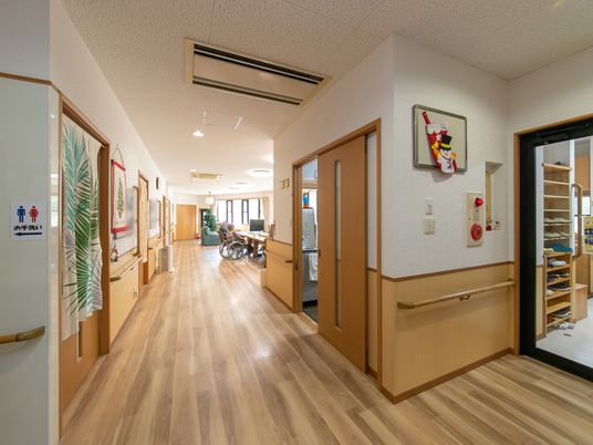 明るく広い廊下と部屋