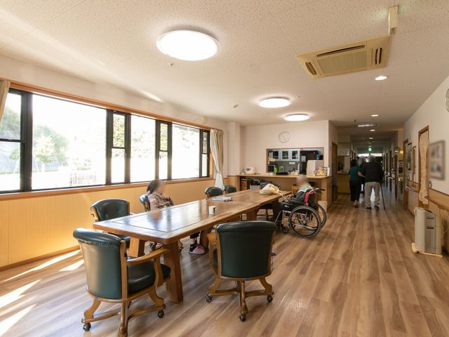 採光豊かな共有スペース 食堂 ゆったりとしたダイニングで、住人同士がコミュニケーションを取りながら過ごしています。窓からは自然光が差し込み、開放感がある空間です。