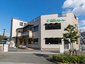 白い建物のエントランス