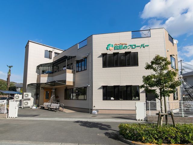 白い建物のエントランス 外観 ゆったりとした空間のある清潔な外観。職員や入居者の方々が気持ちよく過ごせるように、入念に設計されています。