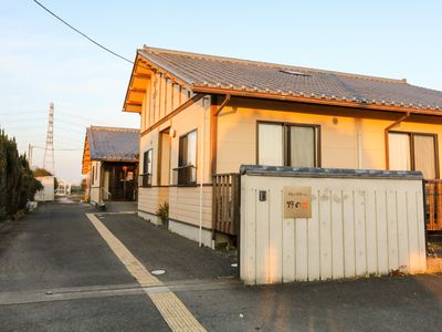 暖色の光に照らされた外観